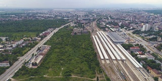 火车轨道和火车站鸟瞰图