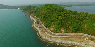 “Noen Nangphaya”视点，在靠近海边的Chanthaburi的蜿蜒道路区域的日落，鸟瞰图