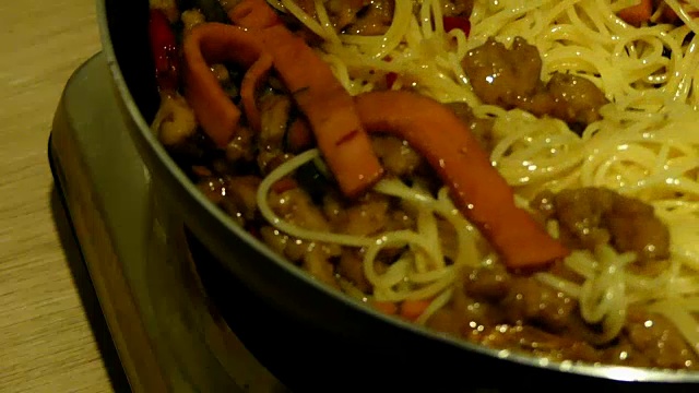 Frying spaghetti minced pork