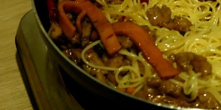 Frying spaghetti minced pork