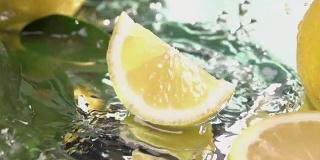 柠檬片碰到淡水表面。慢动作镜头
