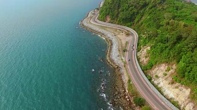 “Noen Nangphaya”视点，在靠近海边的Chanthaburi的蜿蜒道路区域的日落，鸟瞰图