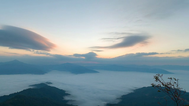 山上日出，清晨雾蒙蒙，时光流逝