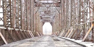 废弃的铁路桥梁。老建筑没人没人