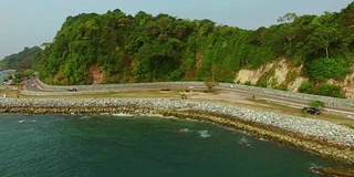 “Noen Nangphaya”视点，在靠近海边的Chanthaburi的蜿蜒道路区域的日落，鸟瞰图