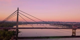 夕阳下的乌克兰基辅大桥的视频