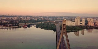 夕阳下的乌克兰基辅大桥的视频