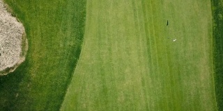 鸟瞰图。绿草如茵的高尔夫球场。休闲、运动和娱乐场所