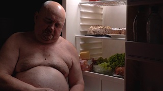 那个胖子睡在冰箱旁边。视频素材模板下载