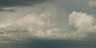 延时:暴风雨云在戏剧性的天空