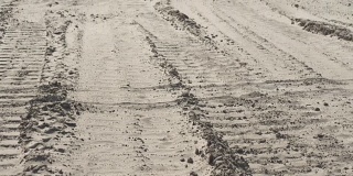 汽车在干土路上的车辙痕迹。特写镜头。干旱