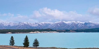 4K时间推移缩小:美丽的风景在普卡基湖与山的背景。