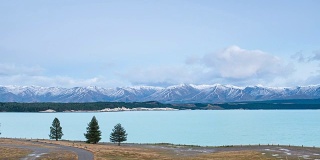 4K时间流逝:美丽的风景在普卡基湖与山的背景。