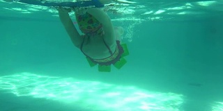水下的小女孩。