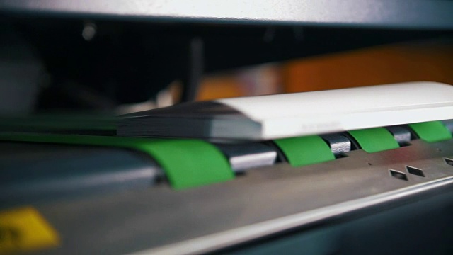 印刷机生产线在印刷厂运行