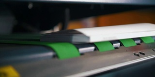 印刷机生产线在印刷厂运行
