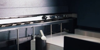 印刷机是在印刷生产线上把纸张发挥作用的机器