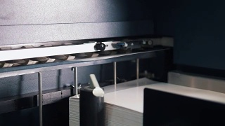 印刷机是在印刷生产线上把纸张发挥作用的机器视频素材模板下载