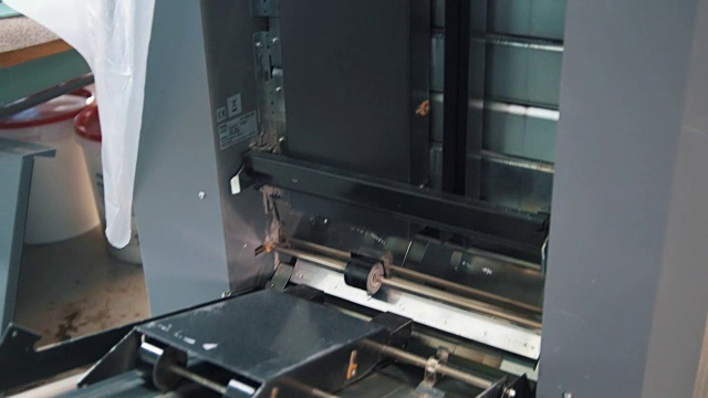 在生产线上运行的印刷机设备