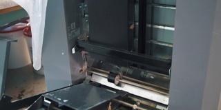 在生产线上运行的印刷机设备