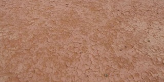 高角度的POV行走在撒哈拉沙漠的旱地上