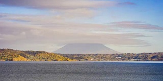 4K时间间隔:移动云后的Yotei山，来自日本北海道Toya湖的美丽景色。