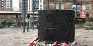 希尔斯堡纪念碑时间在利物浦，大约2017年4月