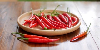 木桌上的红辣椒是用来做辛辣食物的