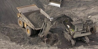 装煤的矿用自卸车