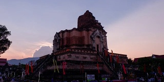 时间流逝在泰国清迈的佛寺Chedi Luang的传统。