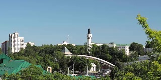 维捷布斯克,白俄罗斯。夏季阳光明媚的日子里，维捷布斯克地区代表委员会的建筑鸟瞰图。放大、缩小