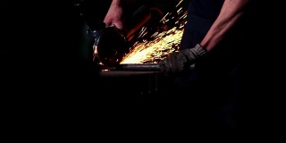 用带锋利的圆形刀片的复合斜锯切割金属和钢的工业工程师