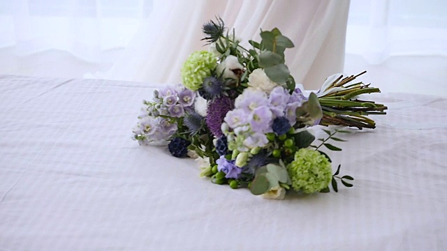 床上的新娘花束