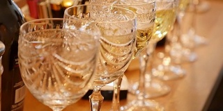 一排装满香槟酒的玻璃杯排好，随时可以享用