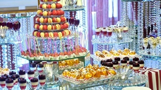 糖果棒婚礼，糖果自助餐，美味的糖果棒在婚礼上视频素材模板下载