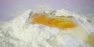 鸡蛋洒在面粉上了