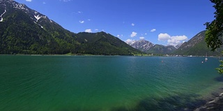 奥地利泰洛的亚琛湖，春天