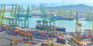 4K延时视频集装箱货轮与工作起重机装载桥在新加坡港