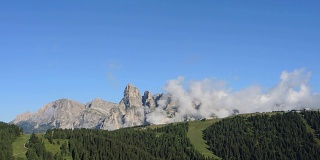 白云石的风景很好。时间流逝到Gardenaccia山脉和Sassongher峰。阿尔塔巴迪亚，南泰洛，意大利