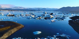 4K空中电影飞越冰川碎片泻湖，冰岛Jokulsarlon