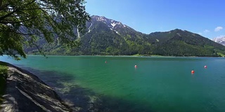 奥地利泰洛的亚琛湖，春天