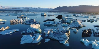 4K空中电影飞越冰川碎片泻湖，冰岛Jokulsarlon