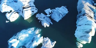 4K空中电影飞越冰川碎片泻湖，冰岛Jokulsarlon