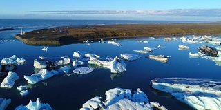 4K空中电影飞越冰川碎片泻湖，冰岛Jokulsarlon