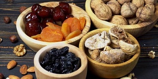 干果，无花果，杏，李子和坚果木质背景