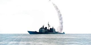 海军舰只发射了一枚远程导弹。