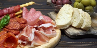 意大利肉盘视频-切成薄片的火腿，香肠和grissini