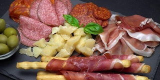 意大利肉片视频-切成薄片的火腿，香肠，grissini和帕尔马干酪