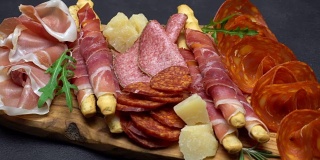 意大利肉片视频-切成薄片的火腿，香肠，grissini和帕尔马干酪