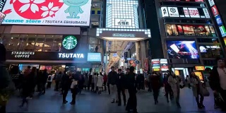 4k时光流逝:在日本大阪道顿堀，人们走在夜间购物街上